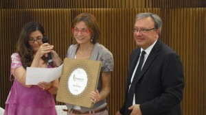Ilaria Donatio riceve il premio da Paolo Carnemolla